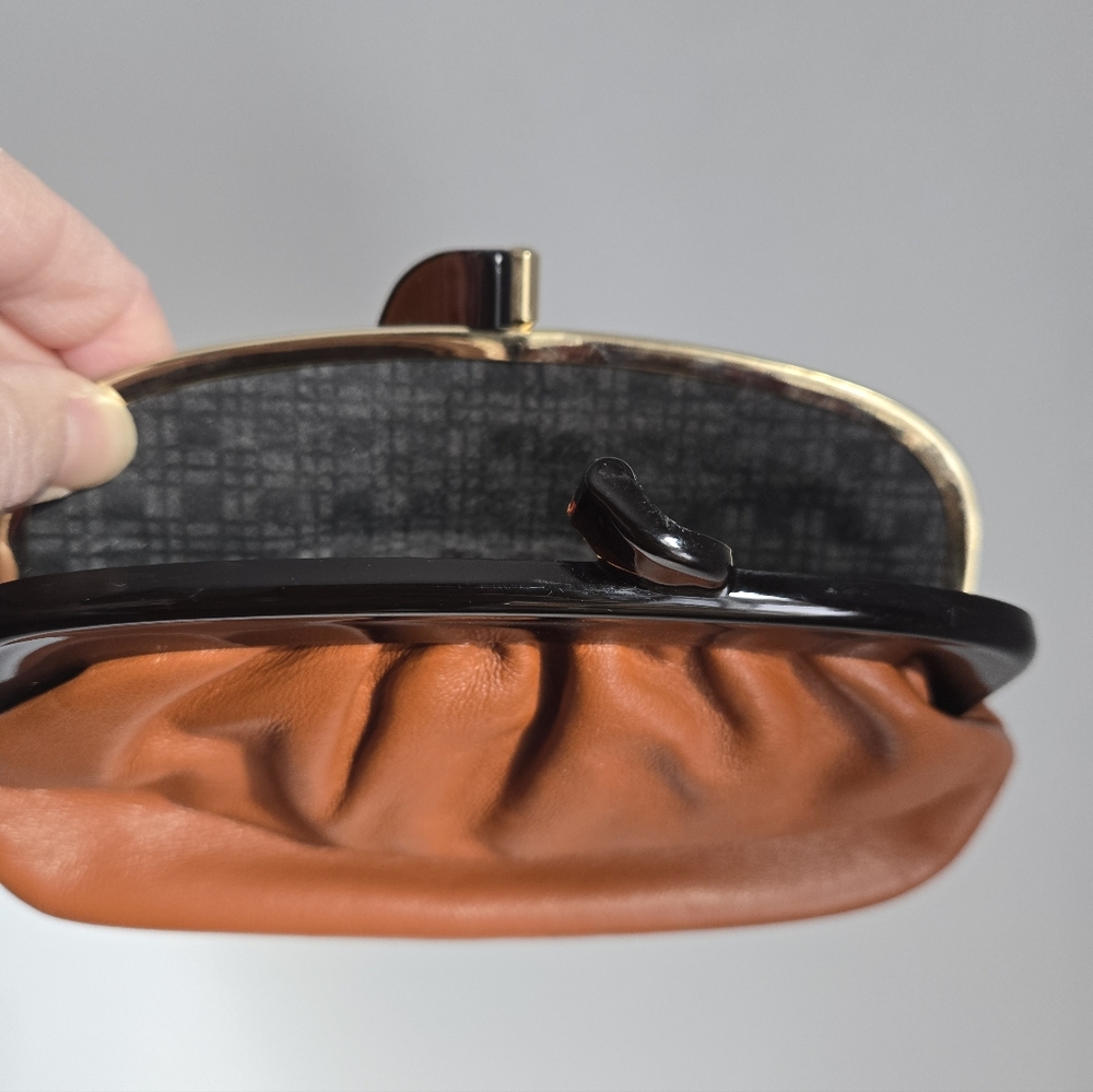 VINTAGE Brown Leather Clutch With Kiss Clasp Closer - Picture 7 of 9